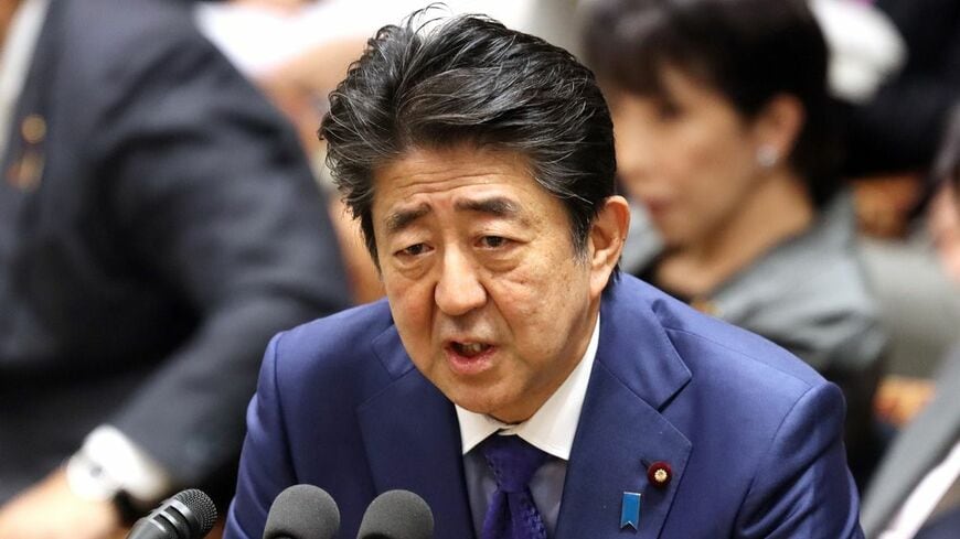 衆院予算委員会で気色ばむ安倍首相。結果として、外国人売りの格好の材料を提供しているかもしれない（写真：つのだよしお／アフロ）