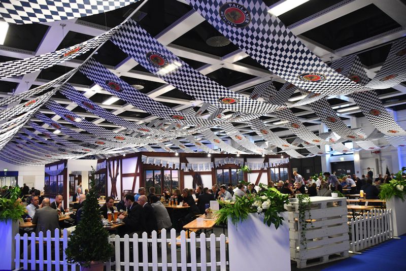 会場内に設置されたビアホール（記者撮影）