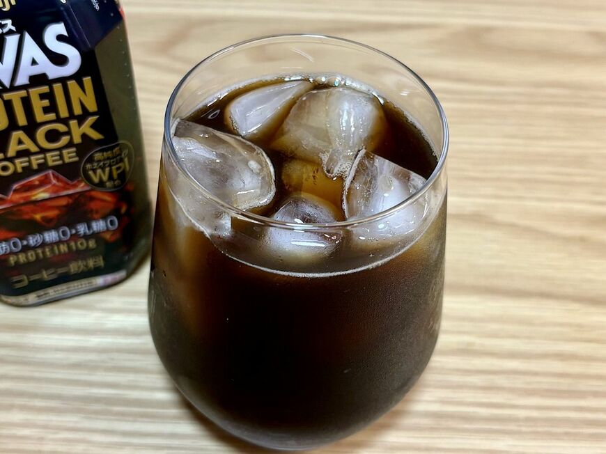 そのまま飲むよりも、氷をたっぷり入れてしっかり冷やした方がおいしく感じた（写真：筆者撮影）