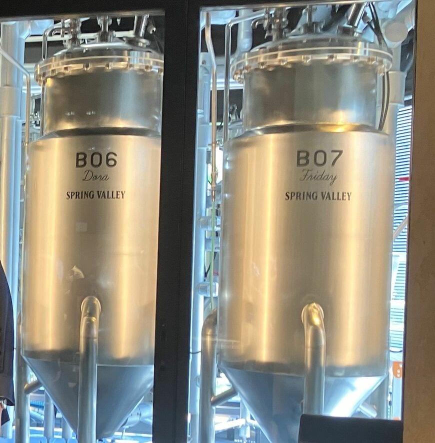 直営の体験型ブルワリー併設店「スプリングバレーブルワリー東京」を展開、写真は醸造タンク（記者撮影）