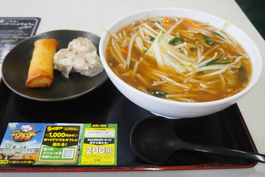実際に食べてみた都筑PA（上り）の対象メニュー「サンマー麺と春巻き・シュウマイセット」（筆者撮影、QRコード部はぼかし加工）