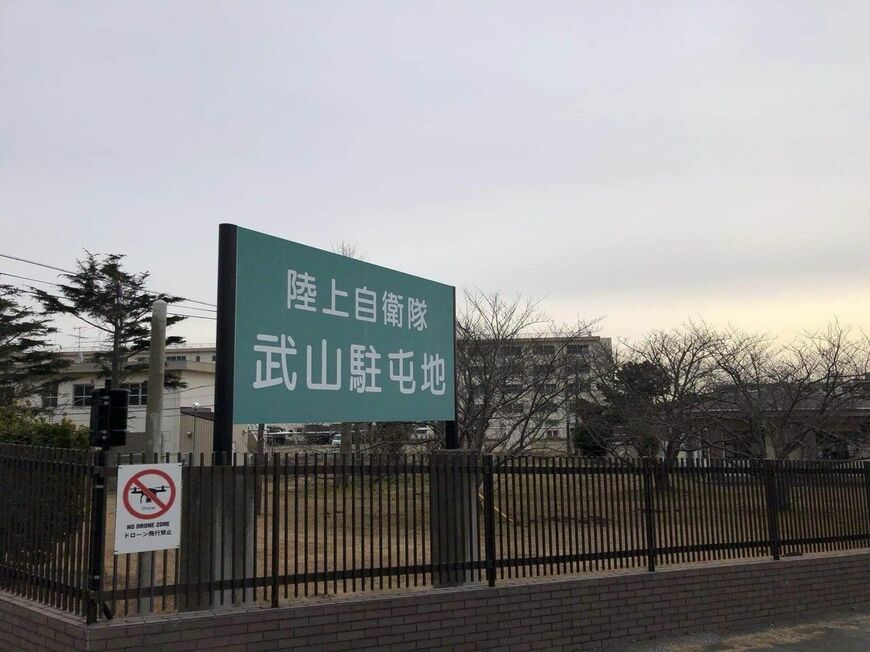 横須賀中央駅からバスに揺られること30分弱、三浦半島の西側の海に面した武山駐屯地（筆者撮影）