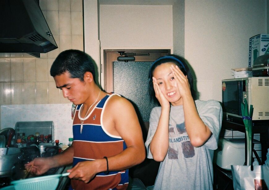 町さんを手伝い、料理をする弟と妹（写真：町さん提供）