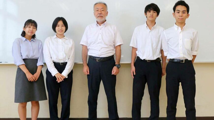大宮北高校の筒井賢司教頭とユニクロ制服を着た生徒たち（写真：米倉昭仁）