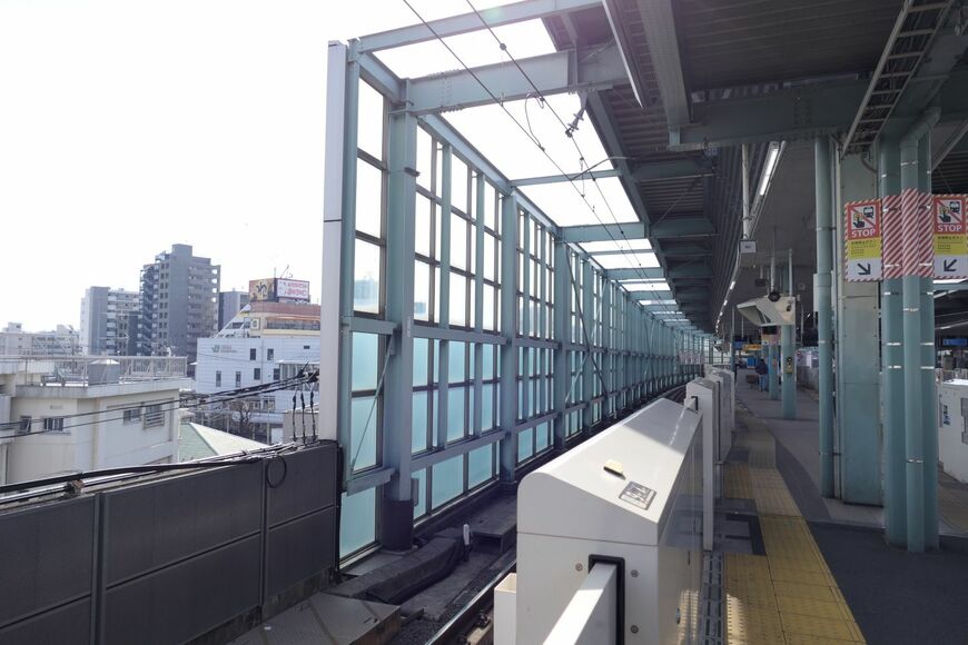 左奥にJR南武線の駅舎が見える（記者撮影）