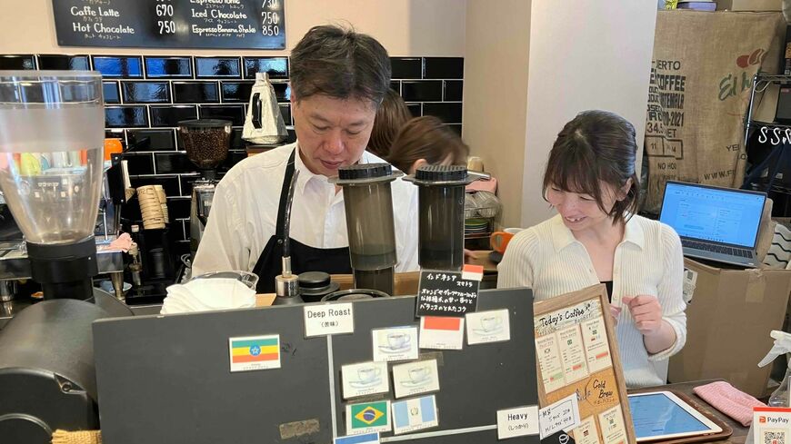 東京・蔵前駅から徒歩数分の「コフィノワ」のオーナーの高橋史郎氏は、会社員時代に結婚した妻と店に立つ。店名にはコーヒー生産者と消費者をつなぐ“コーヒーの輪”と、NOVA＝新しさから“新たなコーヒーの素晴らしさを提供したい”思いを込めた（筆者撮影）