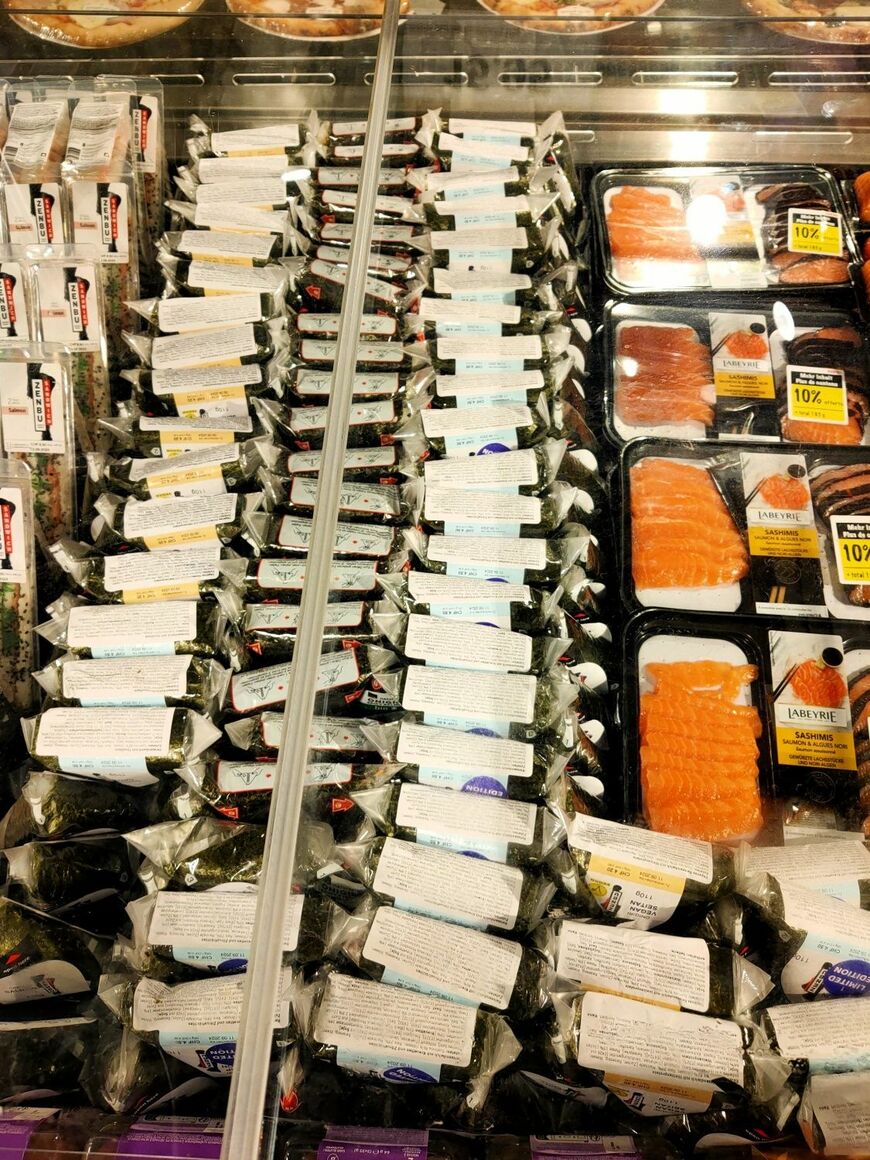 スーパーマーケットではおにぎりの品揃えが充実（筆者撮影）