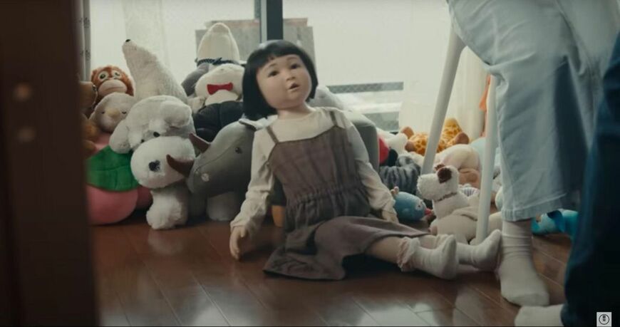 次女が生まれると、夫婦はやがて人形に目を向けなくなり……（出所：東宝MOVIEチャンネル）