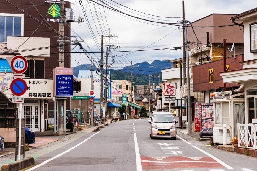 南側にある東毛呂駅を出て、駅前通りを見る（撮影：鼠入昌史）