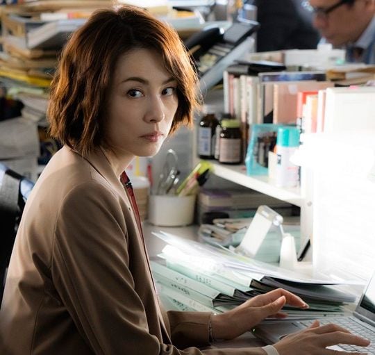 闘うヒロインのイメージが強い米倉涼子が公文書改ざん事件を担当する東都新聞社会部の松田杏奈役を熱演（写真：Netflix）