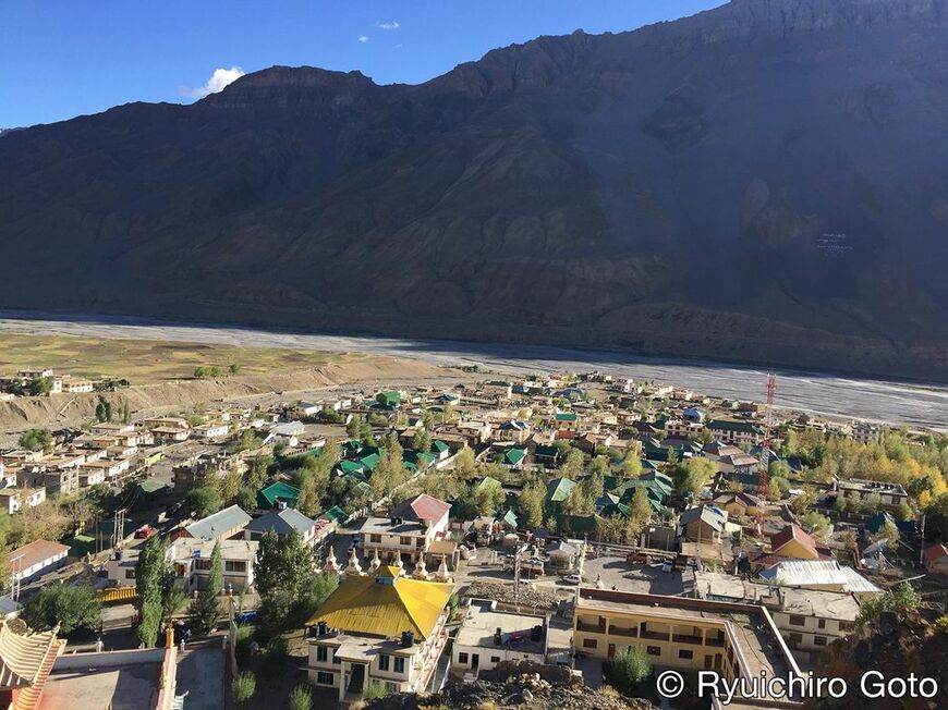 スピティ川沿いの平地に造られた街「カザ」。画面左の川の近くには田畑がある（写真：筆者撮影）