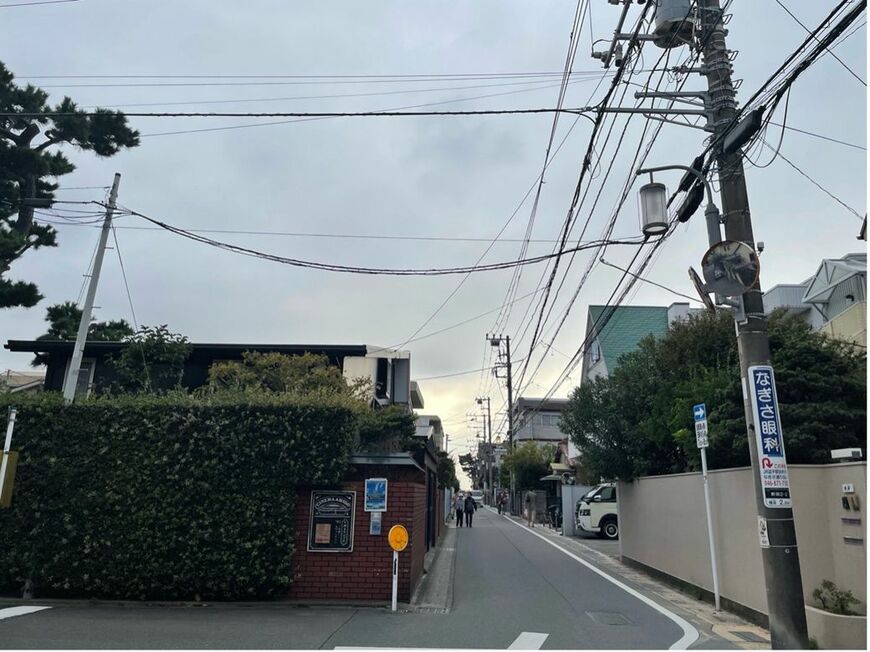 海際で風が気持ちいい、静かな通りだ（筆者撮影）