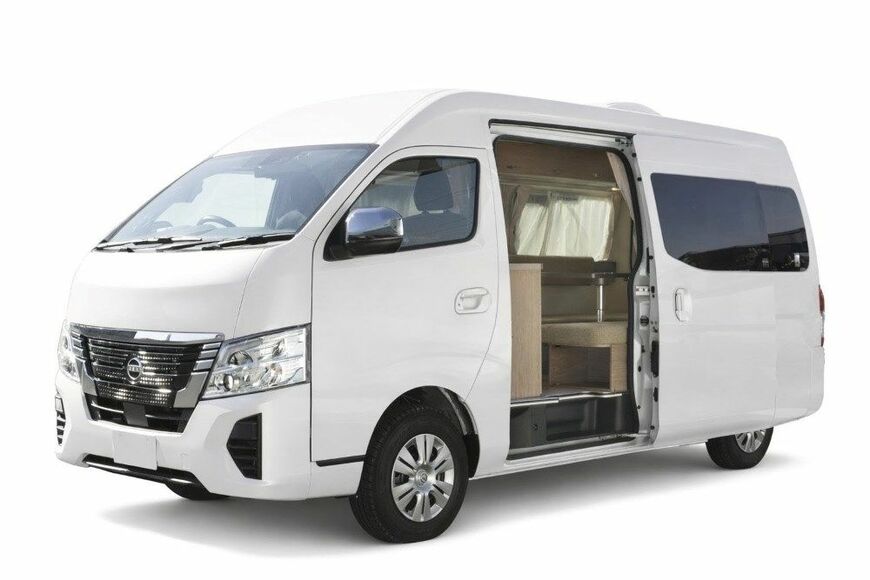 日産キャラバンをベースにしたレクビィの新型キャンピングカー「レクビィ プラスリビン」（写真：レクビィ）