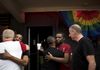 オーランドの同性愛者専用ホテルで開かれた被害者を悼む集会