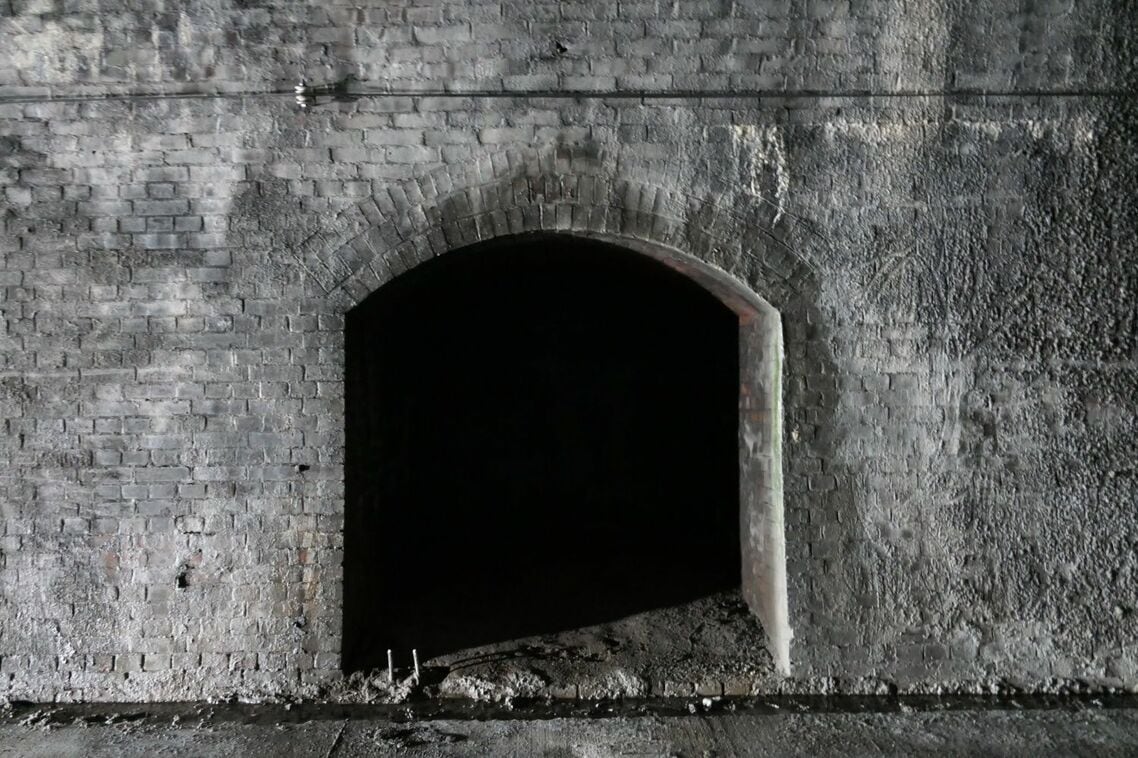 旧生駒トンネル側面の退避スペース