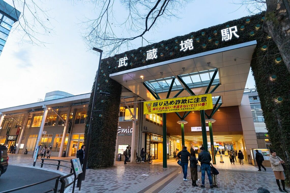 立派な設えの武蔵境駅。多摩川線のある南口には西武の商業施設も（筆者撮影）