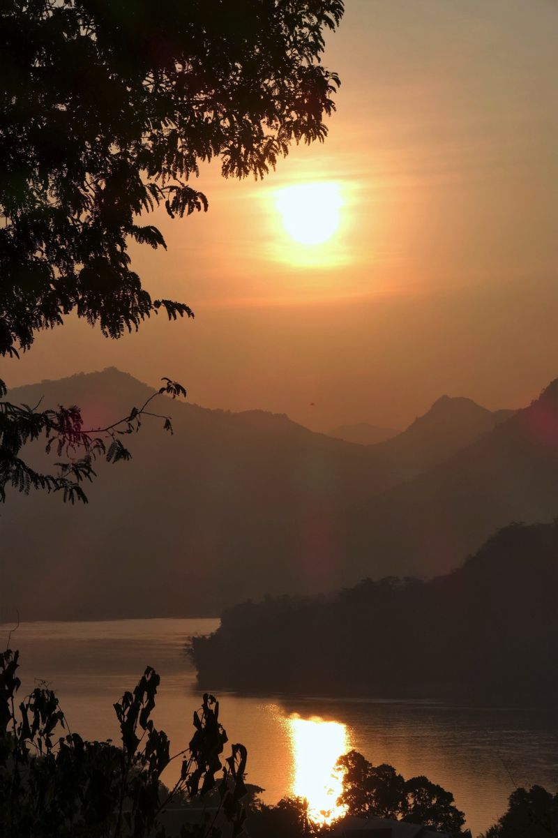 ルアンパバーンはメコン川に沈む夕日が絶景（写真：谷川一巳）