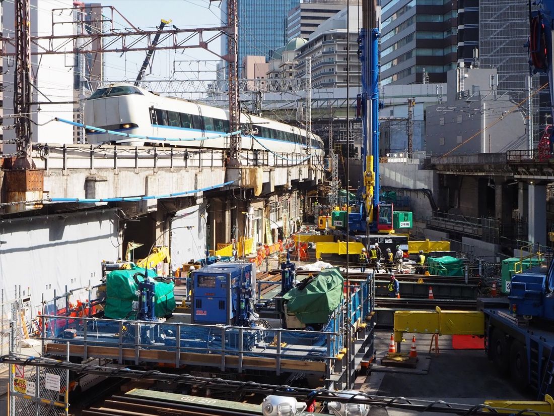 東海道本線（左）と大阪環状線に挟まれた場所で工事は進む（記者撮影）