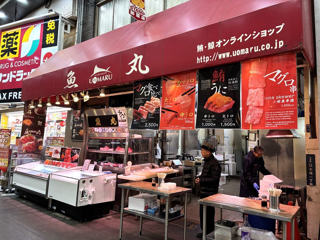 2代目大将だった丸山さんの父、昇さん（左）は取材中、長らく店頭に佇み、市場に行き交う人を眺めていた（写真：筆者撮影）