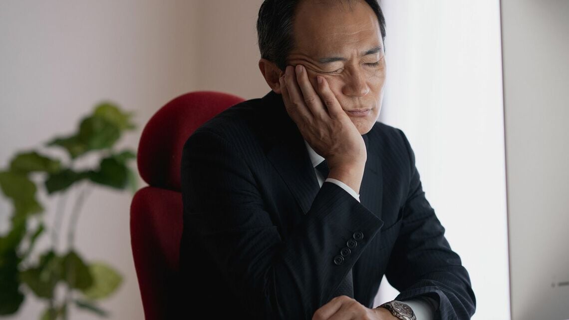 部下とのトラブルを避け、コンプライアンスを遵守しようとするあまり、上司側が過剰に忖度し、疲弊している（写真：プラナ／PIXTA）