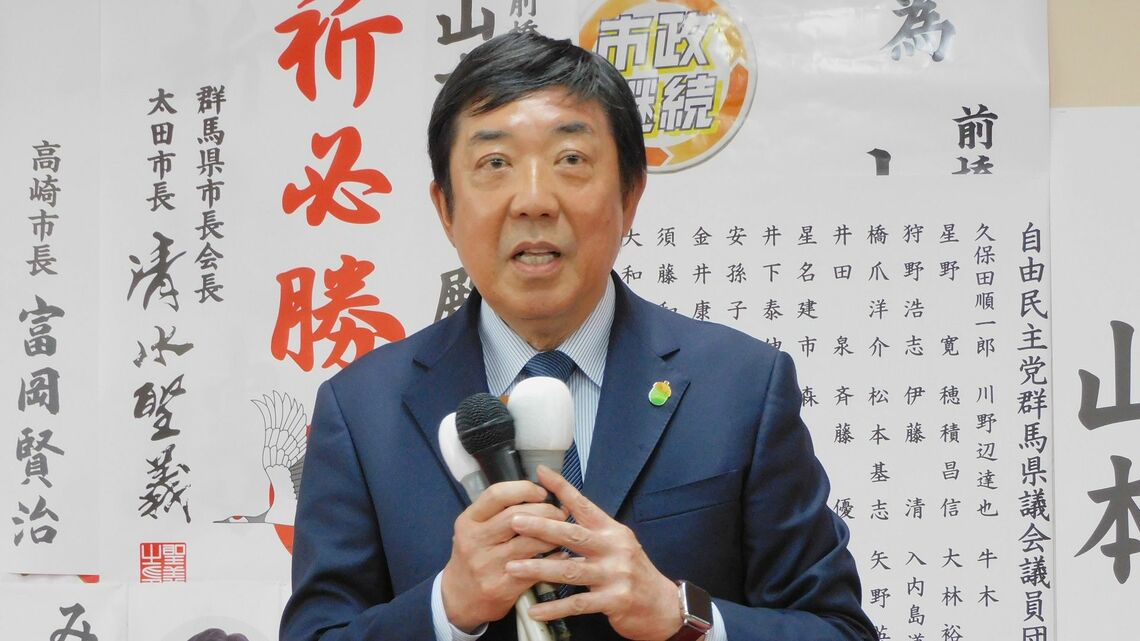 前橋市長選での敗北を受け、支持者にあいさつする山本龍氏（写真：時事）