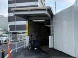 東西を結ぶ地下道の入口（東側）。自転車も通行できるようになっているものの、改札から歩いて数分かかるなどやや不便だ（写真：筆者撮影）