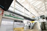 JR東日本は2016年10月から駅のナンバリングを導入。写真の高輪ゲートウェイ駅のスリーレターコードは「TGW」、山手線の駅ナンバリングは「JY26」だ（撮影：尾形文繁）