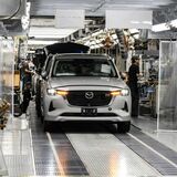 防府工場（山口県）で生産される「CX-80」。ラージ商品群は、海外で販売される車種も含めて、すべて国内で生産されている（写真：マツダ）