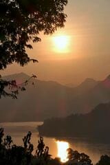 ルアンパバーンはメコン川に沈む夕日が絶景（写真：谷川一巳）