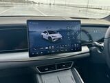モニター内でウインドウやドアロックやテールゲート開閉など多くの操作を行う（筆者撮影）