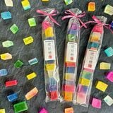 カラフルな琥珀糖。最近顧客から類似品があると報告を受けた。「真似をされるということは影響力を持ったという証拠」と沙邦莉さんはポジティブに捉えている（村井製菓提供）