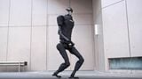 宇樹科技の人型ロボット｢H1｣は、AI技術を駆使して安定した2足歩行を実現した（写真は同社のデモンストレーション動画より）