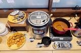 ジョナサンの朝食バイキング。左上がガトーショコラ、左下がプチシュークリーム、中央がみそ汁、右がカレー（筆者撮影）