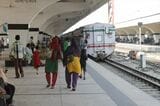 ダッカ・カマラプール駅に停車中の列車。都市間輸送の路線網はあるが都市内交通としての鉄道はこれまで存在しなかった（筆者撮影）