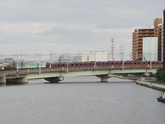 JR京葉線の電車 潮見運河