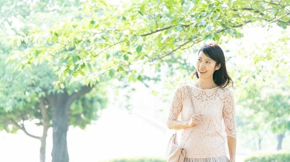 散歩をするミドルの女性