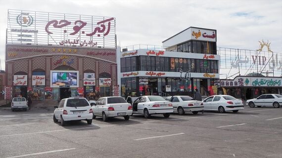 ローカルフードやピザ、カフェなど複数の店舗が入るイランのサービスエリア（筆者撮影）
