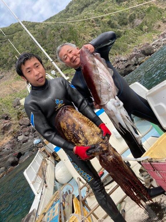 捕まえた巨大イカ