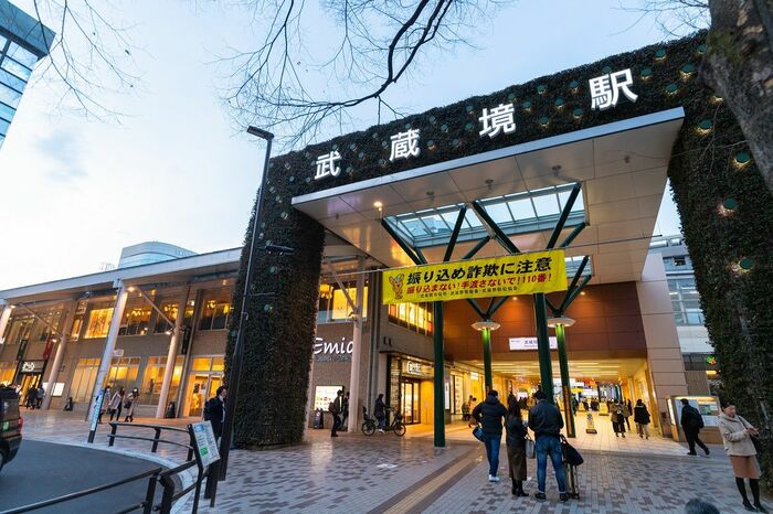 立派な設えの武蔵境駅。多摩川線のある南口には