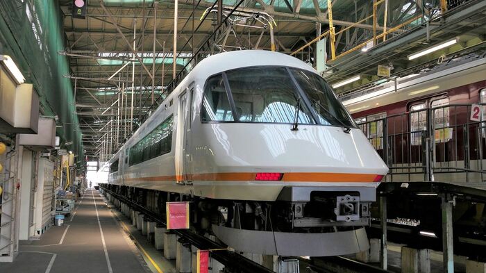 アーバンライナーの先頭部は非貫通の流線形が特徴