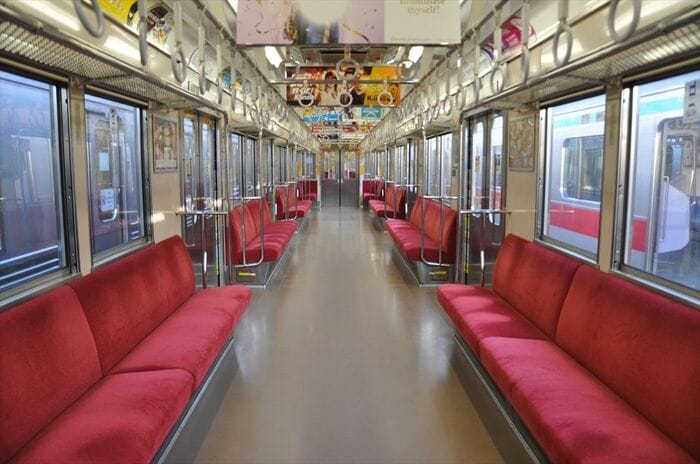 赤いシートにリニューアルした車両もある