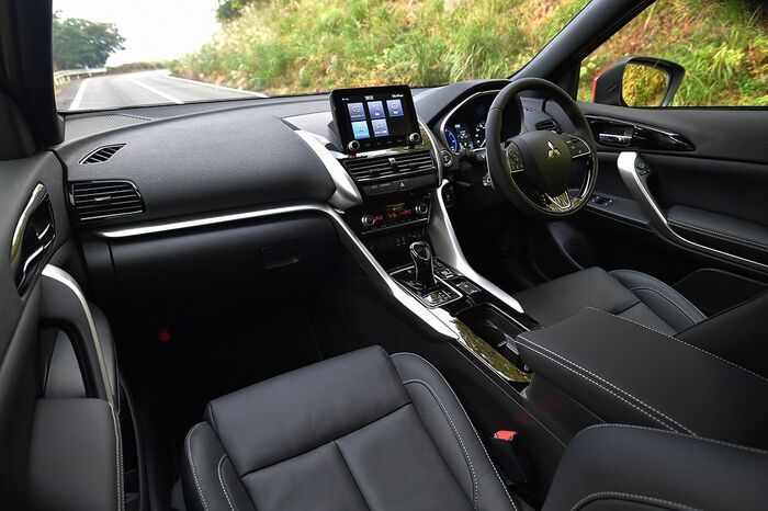 メーカーオプションとして、内装色はブラックのほか、ライトグレーも新たに設定（写真：三菱自動車工業）