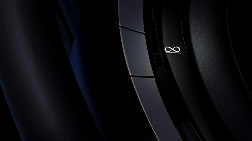 ステアリングホイールに設けられたインフィニティ・モード起動ボタン（写真：Rolls-Royce Motor Cars）