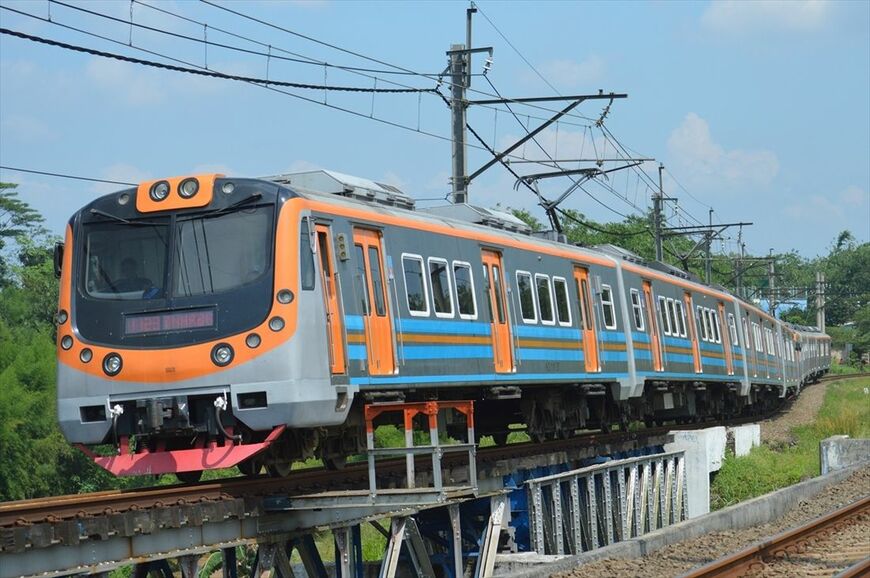 2011年にドイツ借款にてINKAで製造されたVVVFインバータ制御電車。車体設計にはINKA・住友商事・日本車輌製造の合弁企業REKAが関わり、日車ブロック工法に準じて製造されている（筆者撮影）