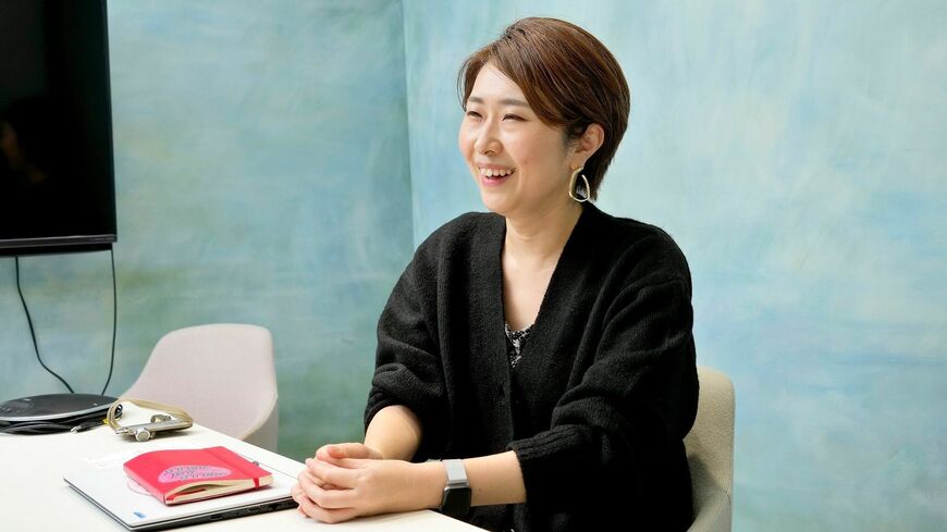 一度ポーラを退職し、再び入社するまでに「外」で試行錯誤した経験から、「会社の知名度や歴史、周囲の人々の存在がいかに大きいか、大切かを知った」と菅沼さんは語ります（写真：梅谷秀司）