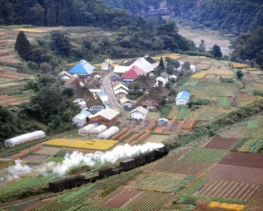 山里らしい風景の中、湯野上―弥五島間を走るC11形牽引の貨物列車＝1973年（撮影：南正時）