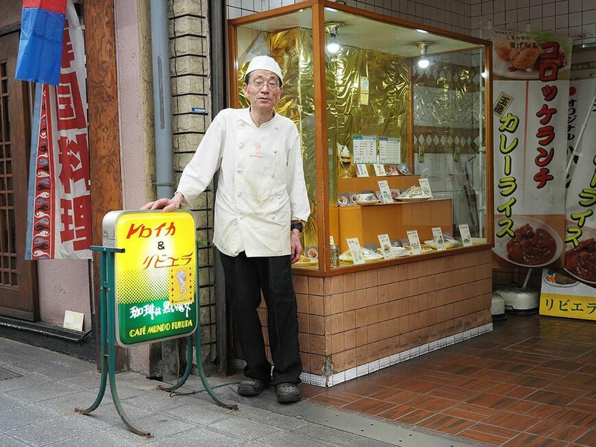 大阪市天王寺区にある喫茶・レストラン「トロイカ＆リビエラ」の店主、久米一弥さん（65歳）。10年ほど前からパンの製造・調理・接客・配達すべてを一人でこなしている（筆者撮影）