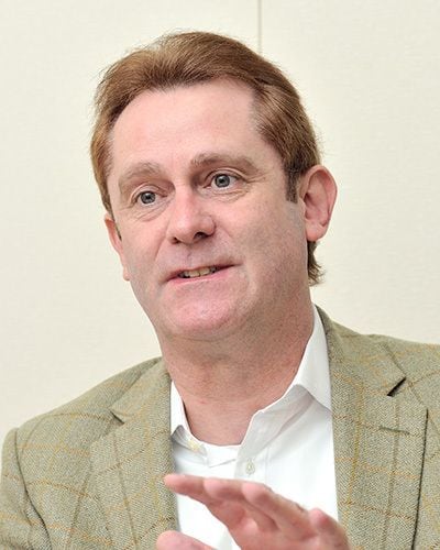 小西美術工藝社 代表取締役社長デービッド・アトキンソン オックスフォード大学にて日本学を専攻。アンダーセン・コンサルティング、ソロモン・ブラザーズを経て1992年ゴールドマン・サックスのアナリストへ。日本の銀行の不良債権問題をいち早く指摘し、注目を集める。その後、同社マネージングディレクター、パートナーを経て2007年退社。2009年に小西美術工藝社に入社し、2011年から現職
