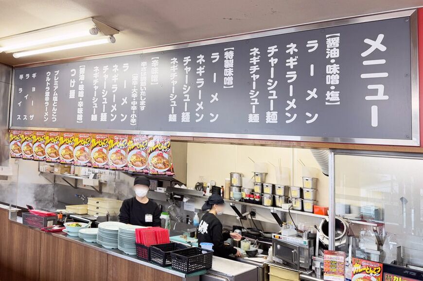 オープンキッチンで、厨房前がカウンター席になっている（筆者撮影）