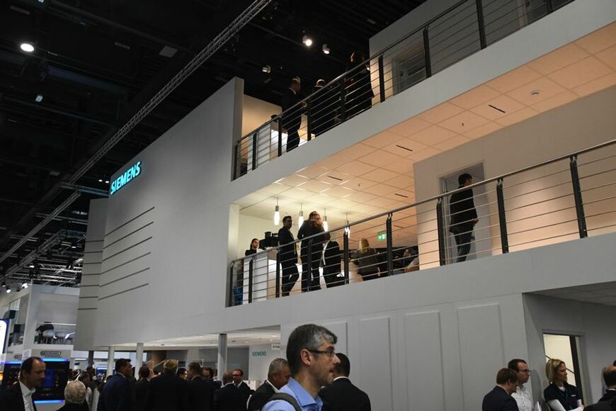 シーメンスのブースは3階建て（記者撮影）